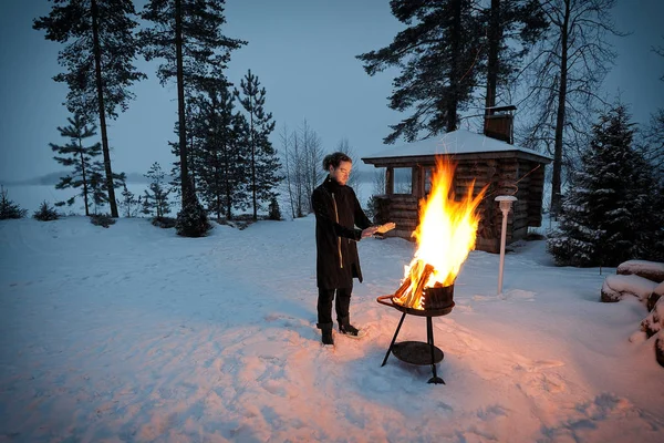 Man warms himself by the fire — Stock Photo, Image