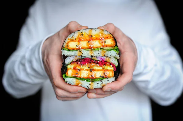 Vegansk Tofu Katsu Onigirazu Japanska Sushismörgåsar Med Inlagd Daikon Avokado Stockbild