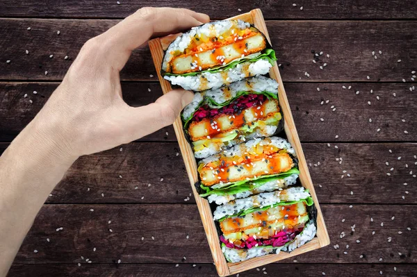 Vegansk Tofu Katsu Onigirazu Japanska Sushismörgåsar Med Inlagd Daikon Avokado Stockfoto