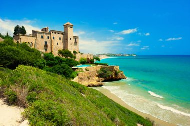 Cala Jovera sahili ve Tamarit kalesi, Tarragona, Katalonya, İspanya