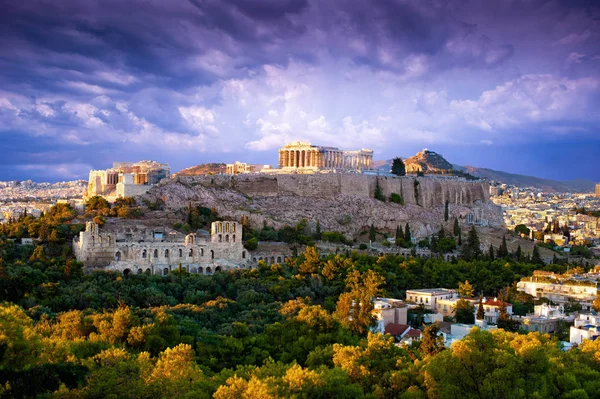 Günbatımında Akropolis Tepesi 'nde Parthenon Tapınağı ve Kahraman Atticus Odeonu manzarası, Atina ve Yunanistan