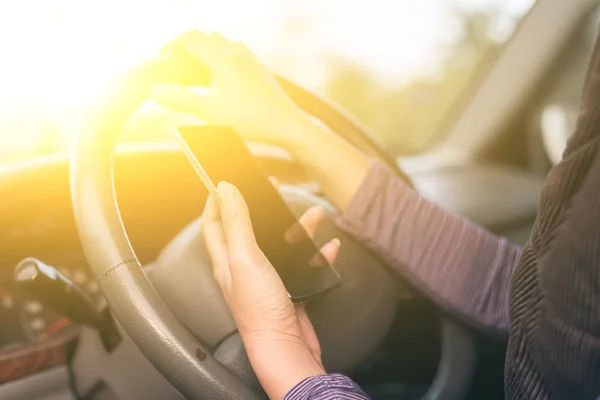 Driver med en mobiltelefon — Stockfoto