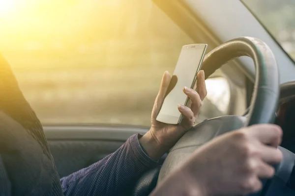 Driver med en mobiltelefon — Stockfoto