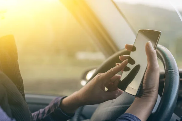Driver med en mobiltelefon — Stockfoto