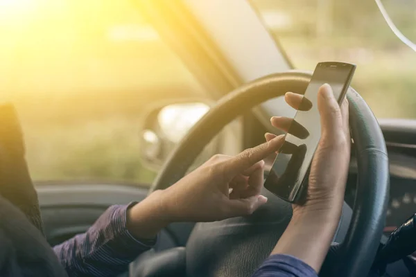 Driver med en mobiltelefon — Stockfoto