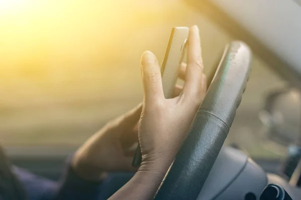 Driver med en mobiltelefon — Stockfoto