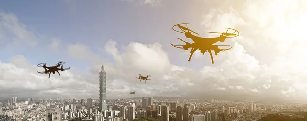 Voo de drone na cidade — Fotografia de Stock
