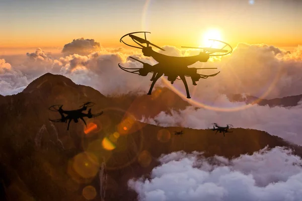 Drone flygning i berg — Stockfoto