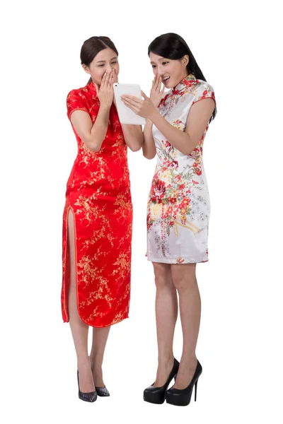 Китайський жінок, використовуючи pad — стокове фото