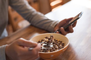 telefon ile tahıl yemek