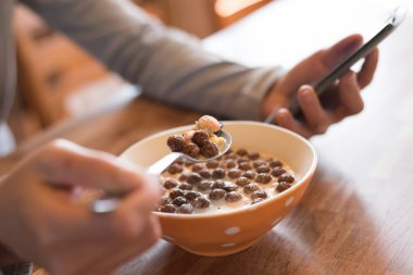 telefon ile tahıl yemek