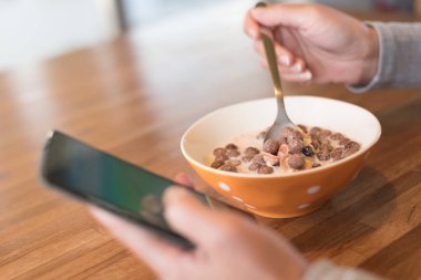 telefon ile tahıl yemek