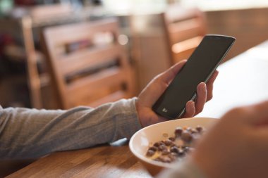 telefon ile tahıl yemek