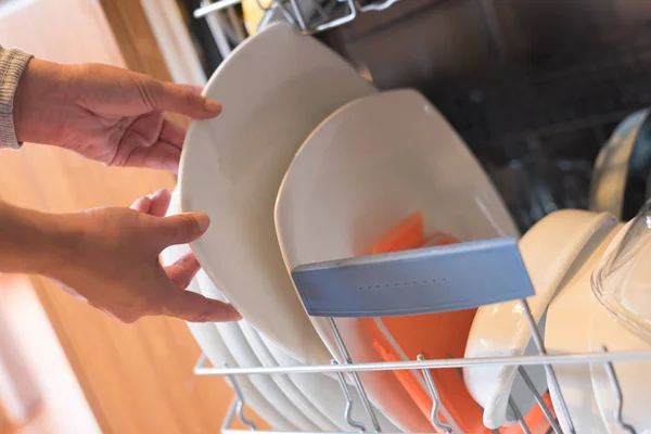 С помощью посудомоечной машины — стоковое фото