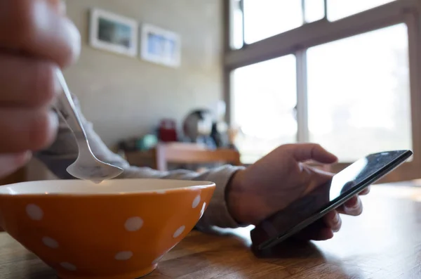 Telefon ile tahıl yemek — Stok fotoğraf