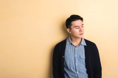 öfkeli Asya genç adam