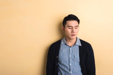 üzgün Asya genç adam