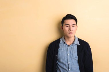 üzgün Asya genç adam