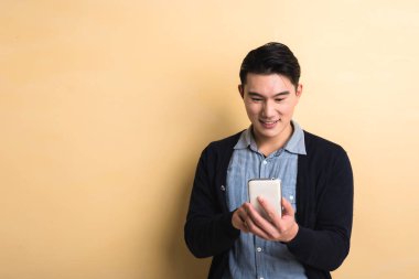 Akıllı telefon kullanan adam