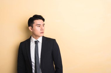 Genç Asyalı iş adamı