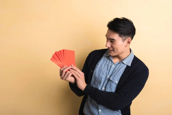 Homem segurar envelope vermelho — Fotografia de Stock