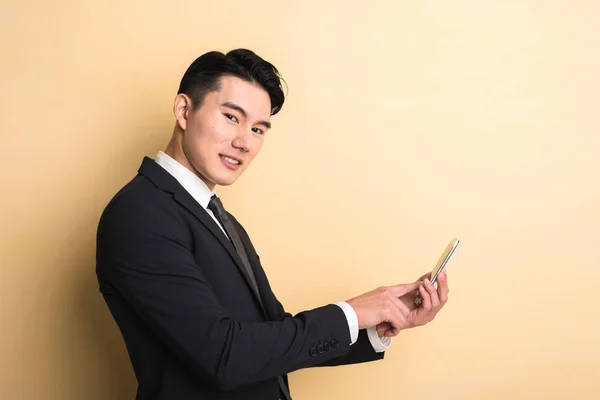 Hombre utilizar el teléfono inteligente — Foto de Stock