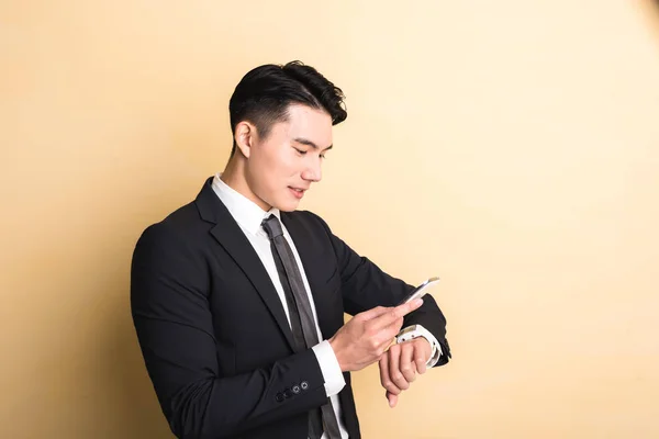 Człowiek za pomocą inteligentny zegarek i telefon — Zdjęcie stockowe