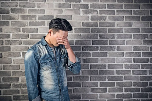 Smutná Asijská mladý muž — Stock fotografie