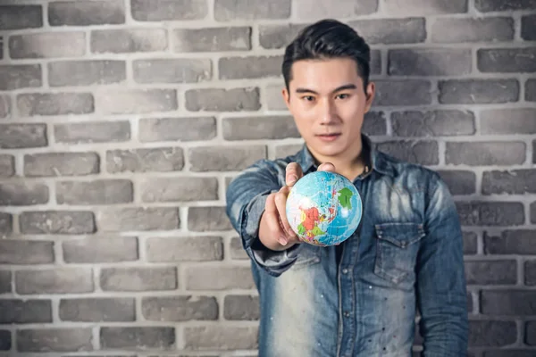 Man hold a globe — Stock Photo, Image