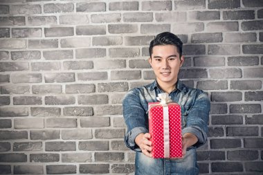 hediye kutusu ile adam