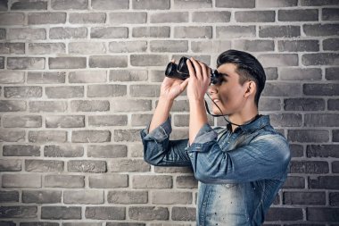 bir dakika dostum bir dürbün