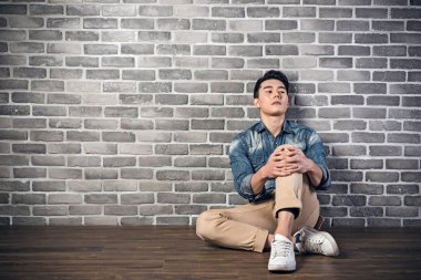 zemin hissediyorum yalnız adam otur