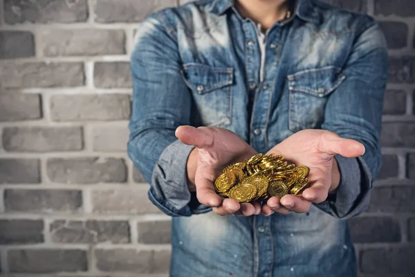 Homem segurar as moedas de ouro — Fotografia de Stock