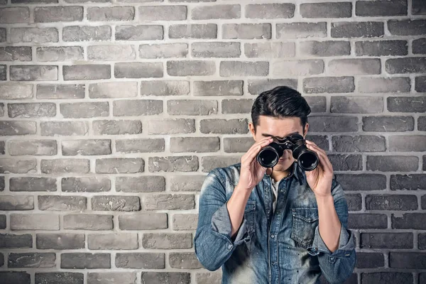 Man hold a binoculars — Stock Photo, Image