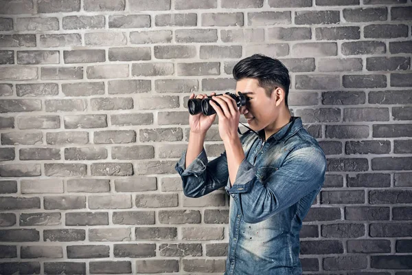 Man hold a binoculars — Stock Photo, Image