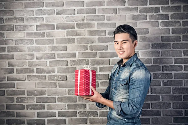 Hombre con caja de regalo — Foto de Stock