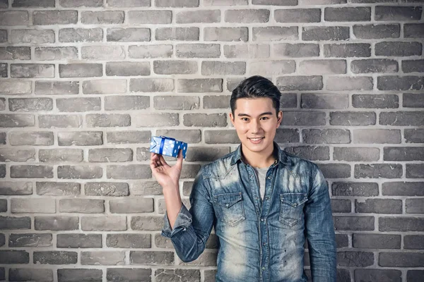 Hombre con caja de regalo — Foto de Stock