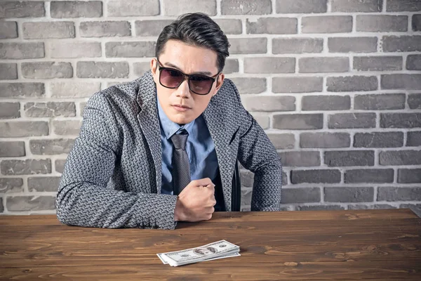 Businessman put the cash — Stock Photo, Image