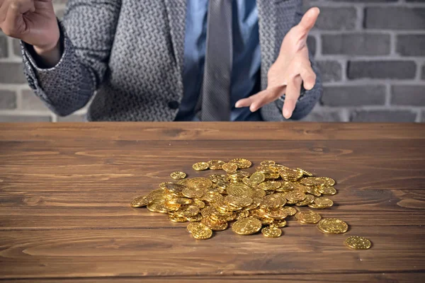 Zlaté mince na stole — Stock fotografie