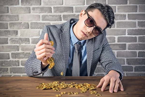 Pièces d'or sur le bureau — Photo