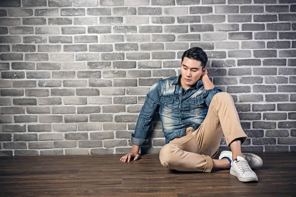 Man sit on ground feel lonely — Stock Photo, Image