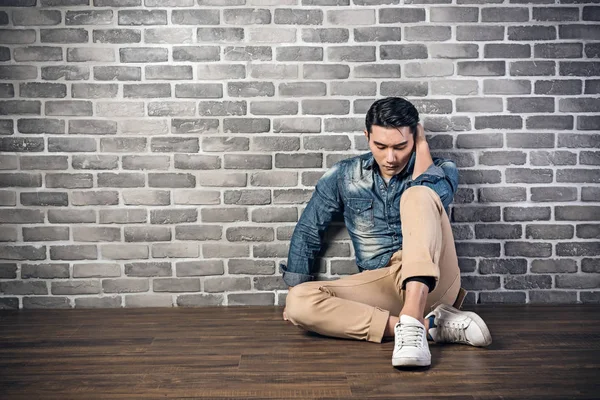 Hombre sentarse en el suelo sentirse solo —  Fotos de Stock