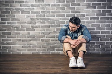 zemin hissediyorum yalnız adam otur