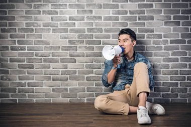 megafon kullanan adam