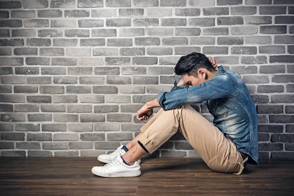 Homem sentado no chão se sentir solitário — Fotografia de Stock