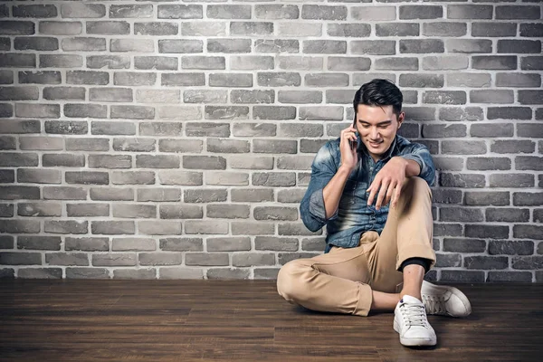 Hombre hablar en smartphone — Foto de Stock