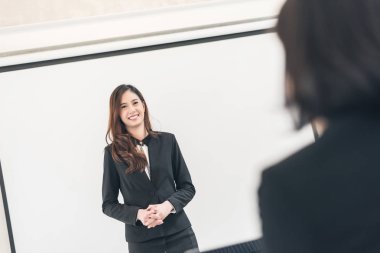 iş kadını tanıtmak