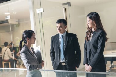 iş insanlar konuşmak