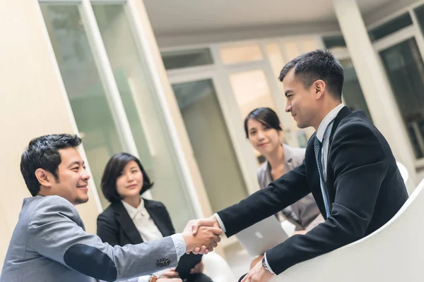 Business people shake hand — Stock Photo, Image