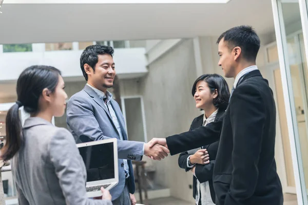 Business people shake hand — Stock Photo, Image